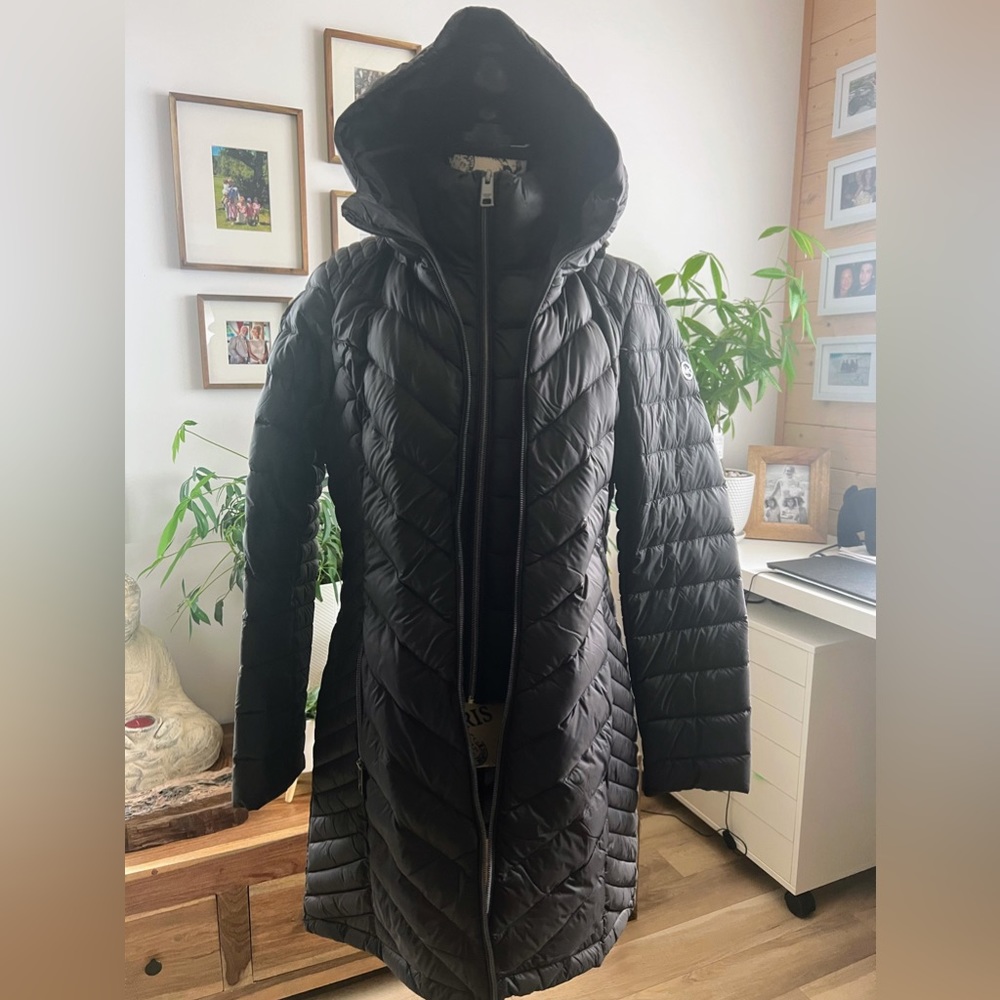 Michael Kors down filled 3/4 winter jacket. Size medium. Black